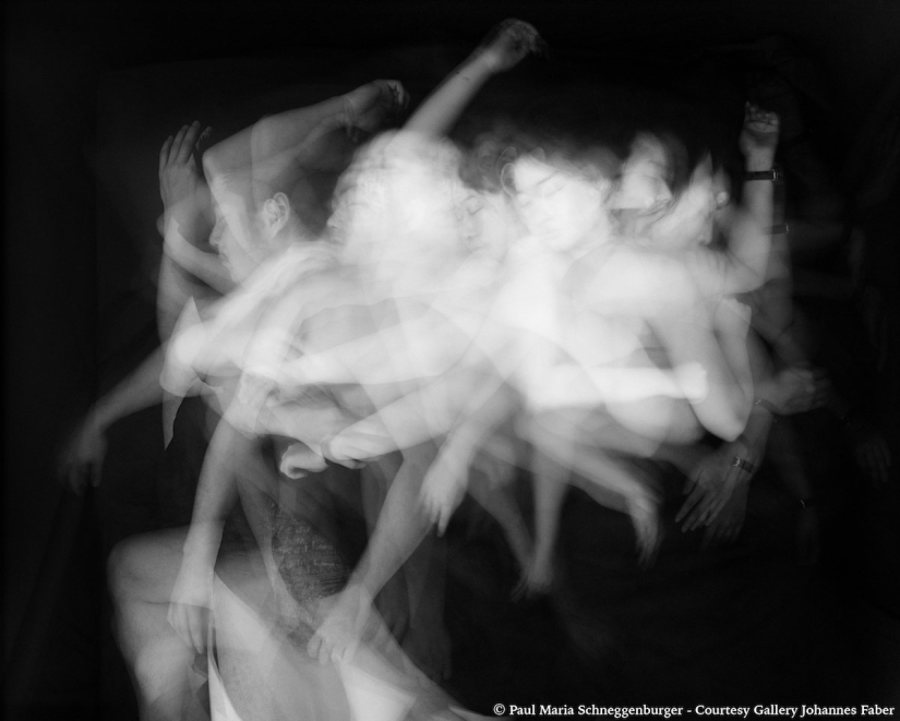 An intimate photo project about how we move when we sleep together
