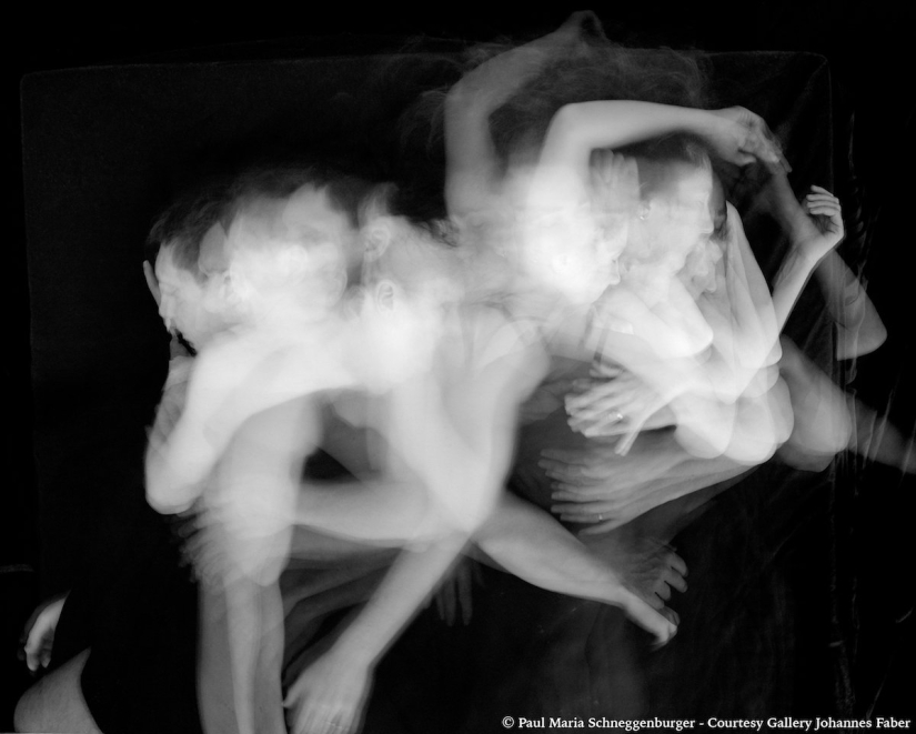 An intimate photo project about how we move when we sleep together