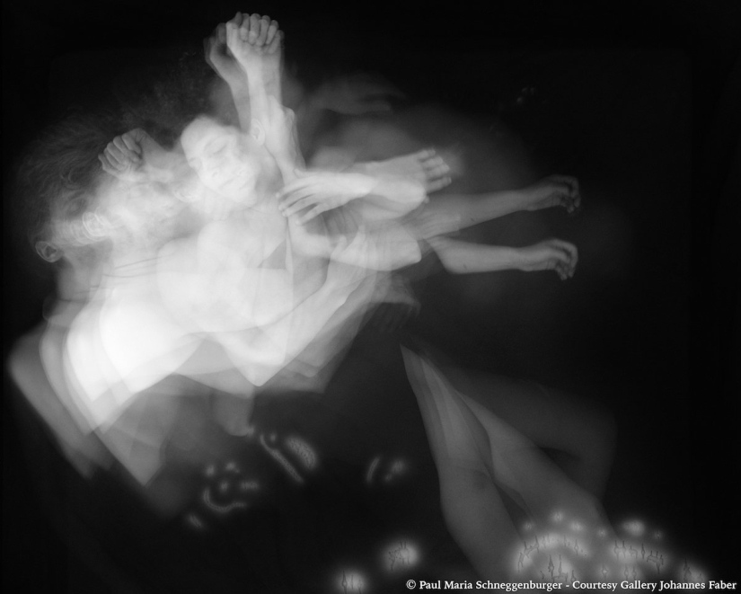 An intimate photo project about how we move when we sleep together