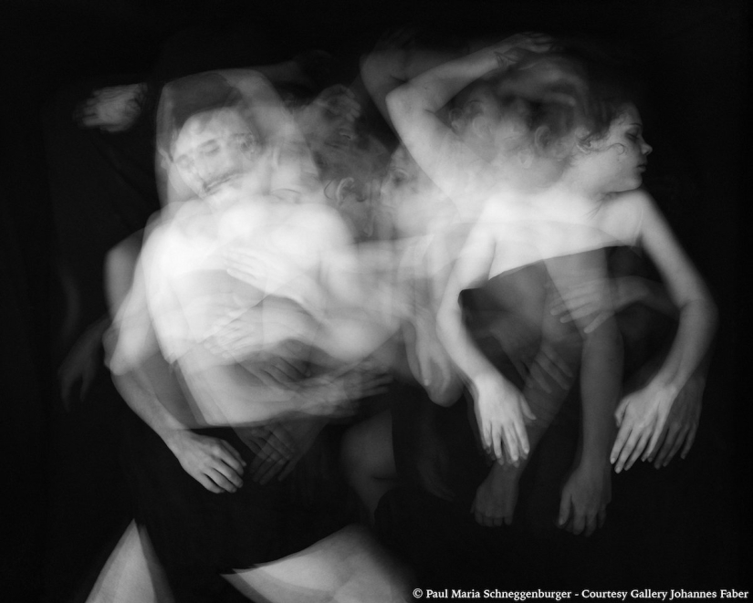 An intimate photo project about how we move when we sleep together