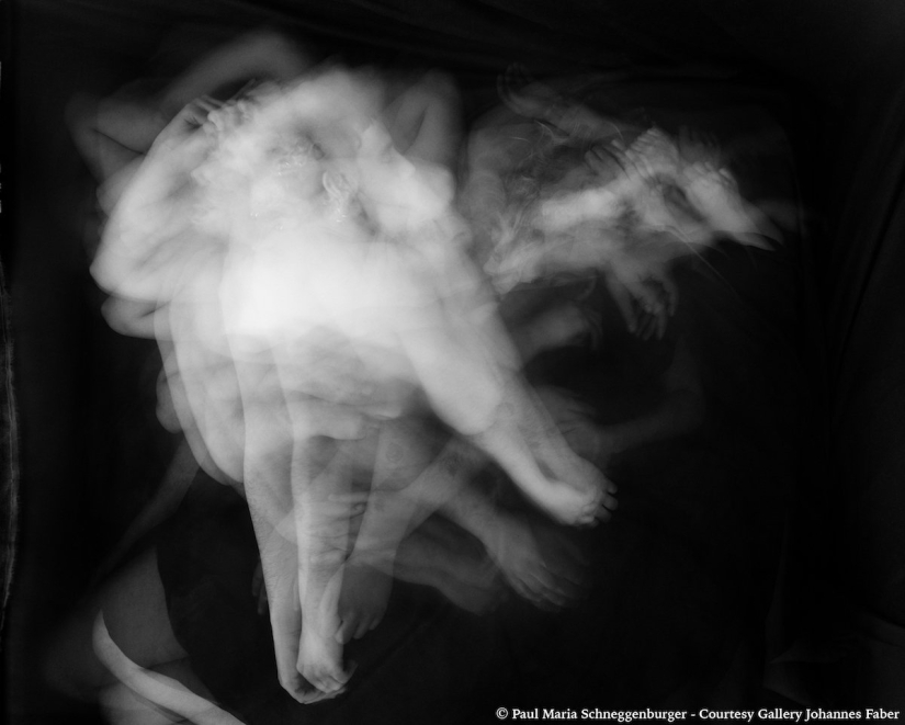 An intimate photo project about how we move when we sleep together