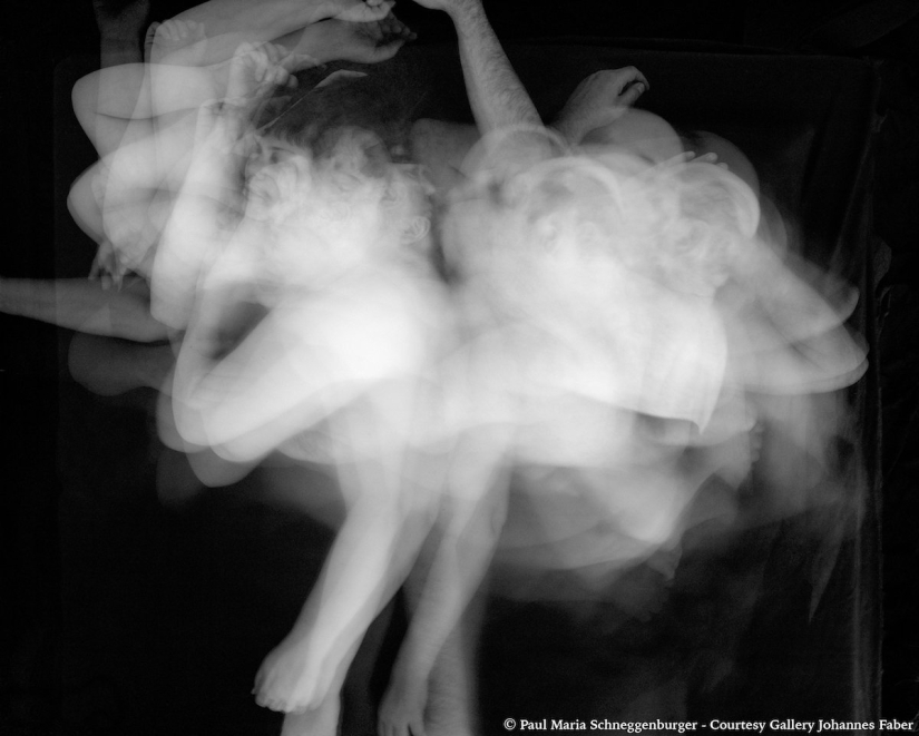 An intimate photo project about how we move when we sleep together