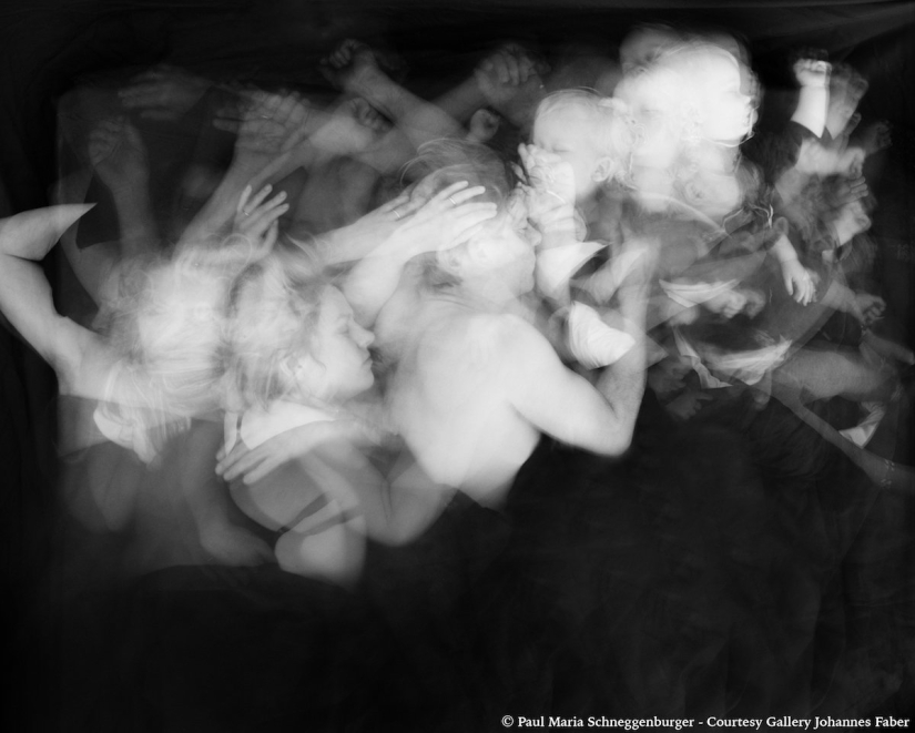 An intimate photo project about how we move when we sleep together