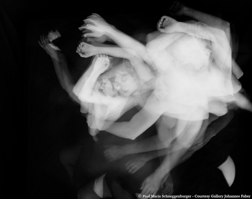 An intimate photo project about how we move when we sleep together