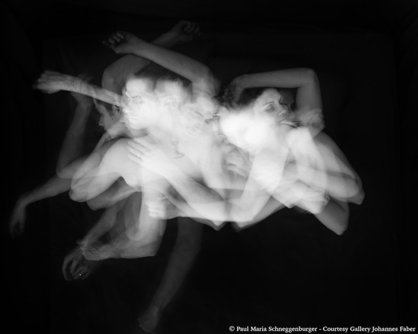 An intimate photo project about how we move when we sleep together