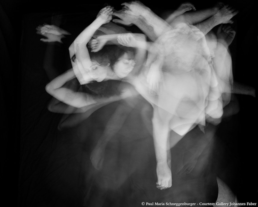 An intimate photo project about how we move when we sleep together