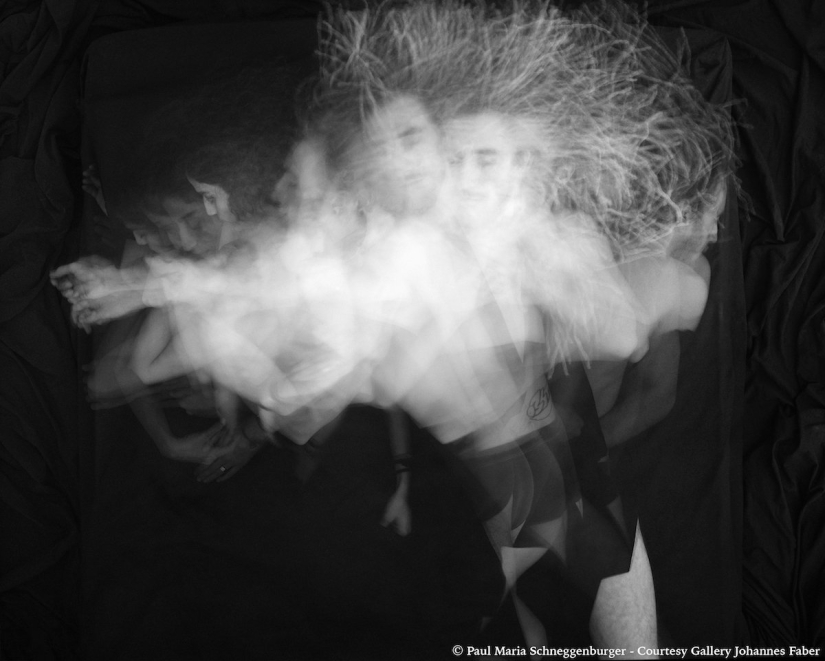 An intimate photo project about how we move when we sleep together