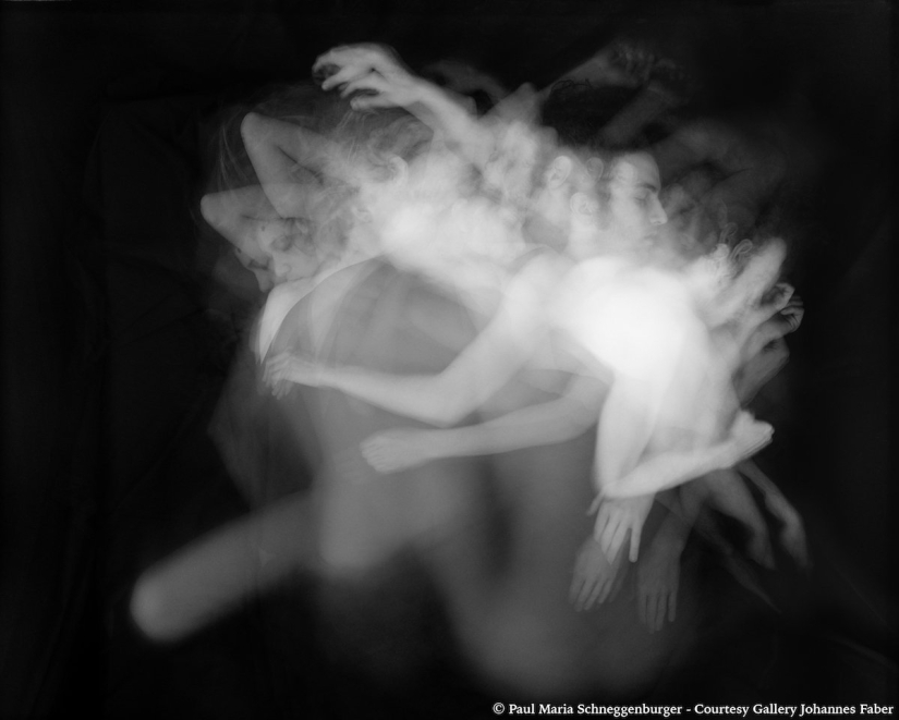 An intimate photo project about how we move when we sleep together