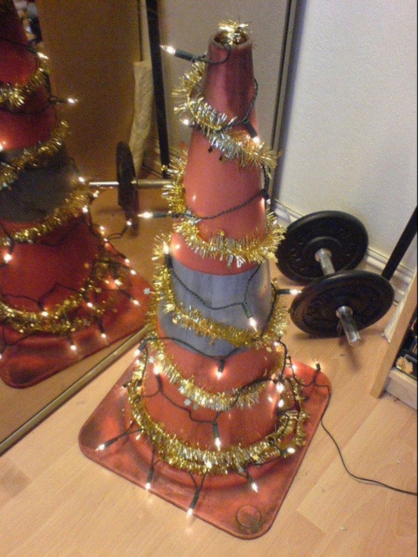 "And so it will come down!" 20 crazy Christmas trees that appeared thanks to Mother laziness