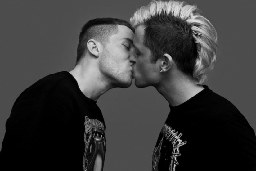 Are the photos just friends or a couple in love? Photo project about a kiss by Ben Lamberti