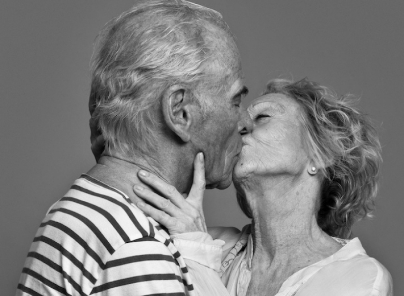 Are the photos just friends or a couple in love? Photo project about a kiss by Ben Lamberti