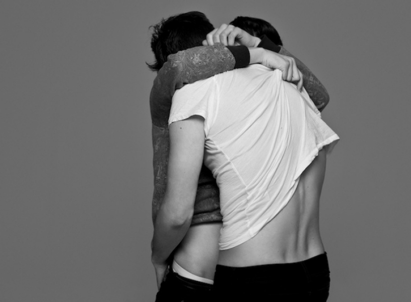 Are the photos just friends or a couple in love? Photo project about a kiss by Ben Lamberti