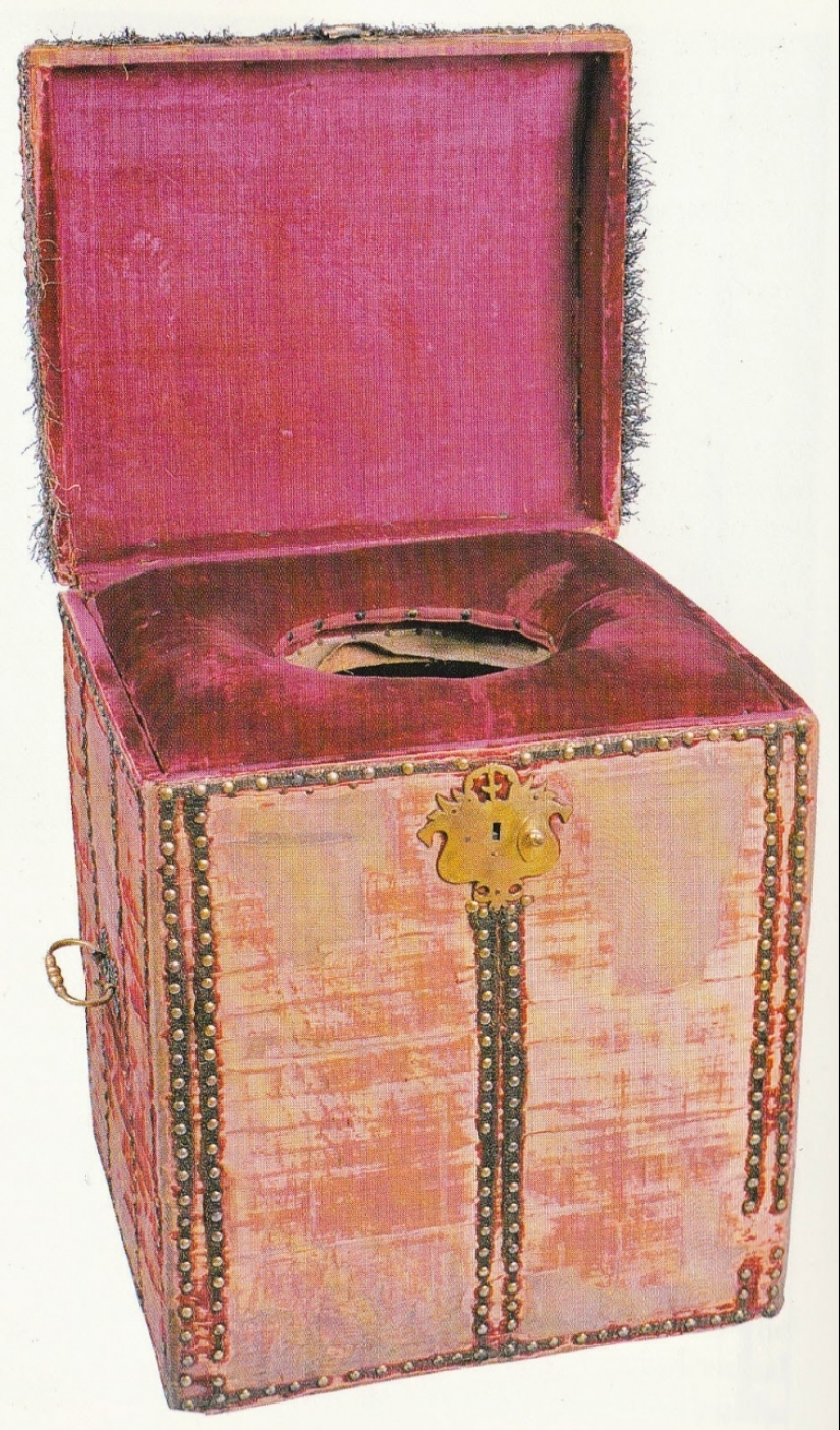 Armpit plucker and other most humiliating professions of the past Armpit plucker and other most humiliating professions of the past