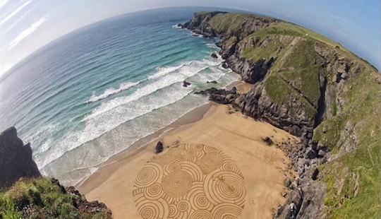 Arte por una hora-Tony Plant y sus pinturas sobre la arena