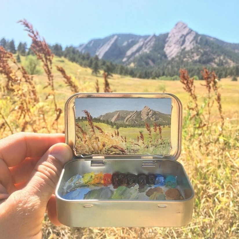 Artista dibuja las miniaturas de los paisajes en las cajas del caramelo