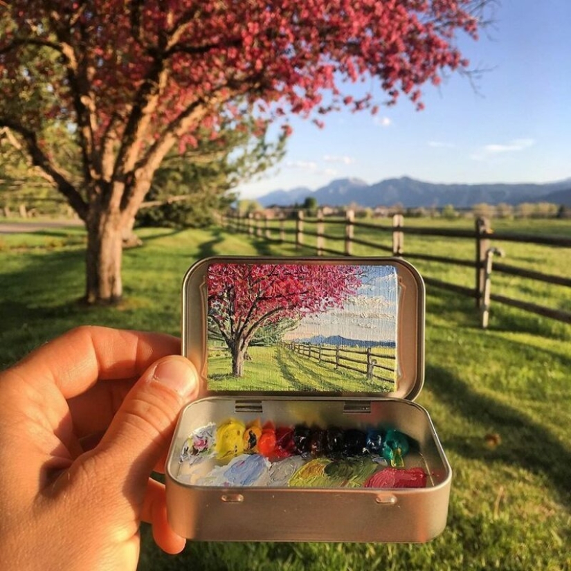 Artista dibuja las miniaturas de los paisajes en las cajas del caramelo