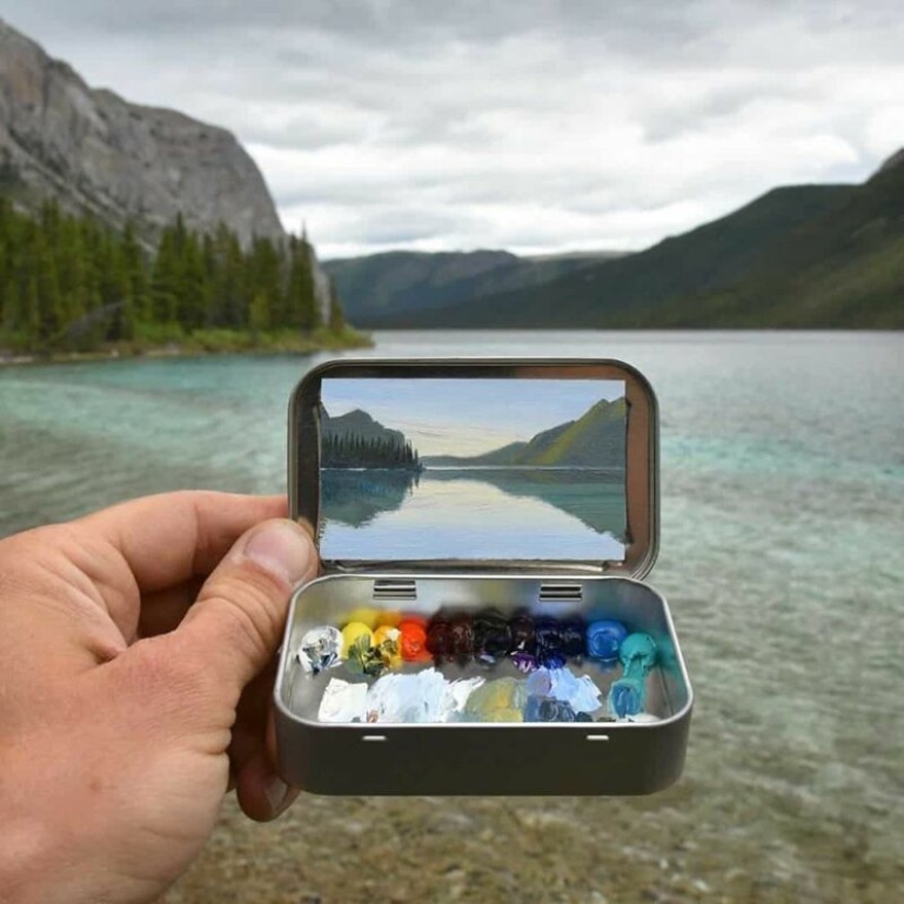 Artista dibuja las miniaturas de los paisajes en las cajas del caramelo