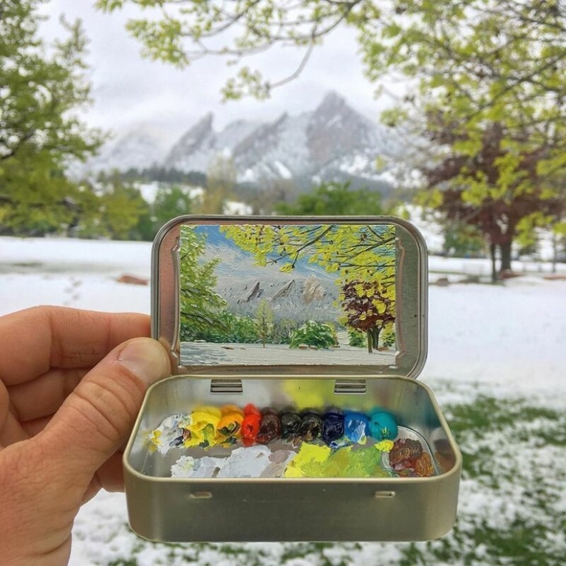 Artista dibuja las miniaturas de los paisajes en las cajas del caramelo