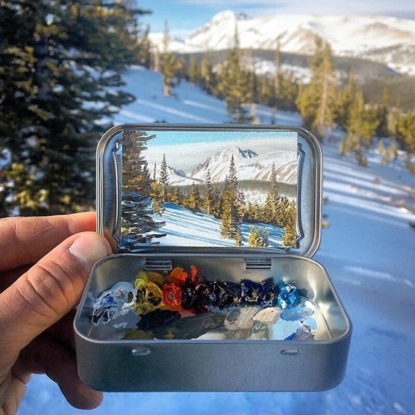 Artista dibuja las miniaturas de los paisajes en las cajas del caramelo