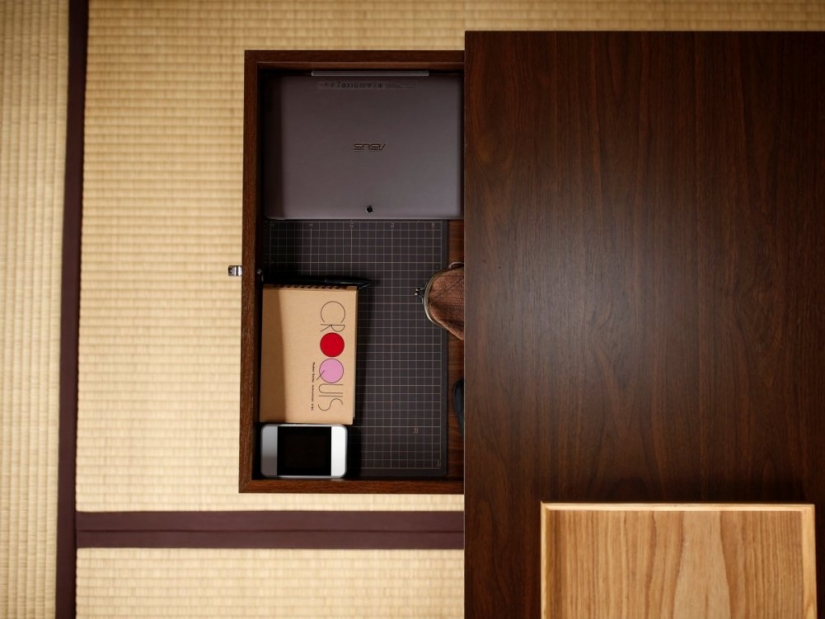 At least the ball is rolling: painfully empty apartments of Japanese minimalists