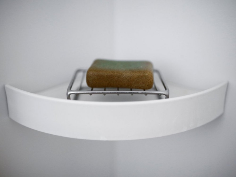 At least the ball is rolling: painfully empty apartments of Japanese minimalists