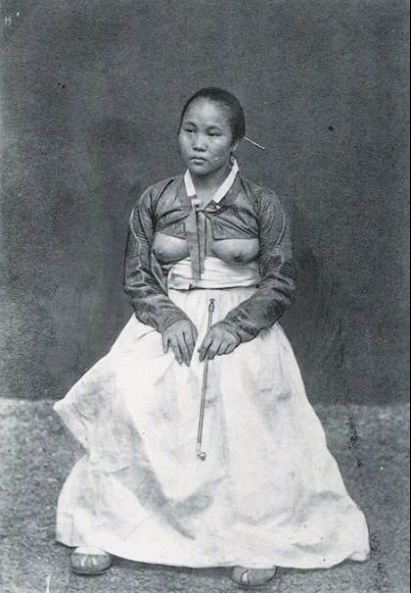 Attitude towards the female nudity in society: a view through the centuries Attitude towards the female nudity in society: a view through the centuries