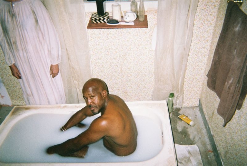 Baños de leche bajo la supervisión de la abuela. Quiénes son estas personas y por qué están haciendo esto? Baños de leche bajo la supervisión de la abuela. Quiénes son estas personas y por qué están haciendo esto?