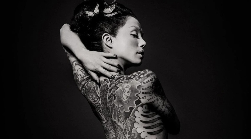 Beautiful girls and their tattoos: 32 black-and-white photos imbued with charming aesthetics Beautiful girls and their tattoos: 32 black-and-white photos imbued with charming aesthetics