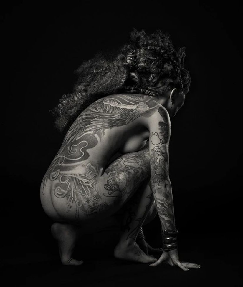 Beautiful girls and their tattoos: 32 black-and-white photos imbued with charming aesthetics Beautiful girls and their tattoos: 32 black-and-white photos imbued with charming aesthetics