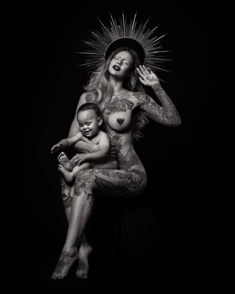 Beautiful girls and their tattoos: 32 black-and-white photos imbued with charming aesthetics Beautiful girls and their tattoos: 32 black-and-white photos imbued with charming aesthetics