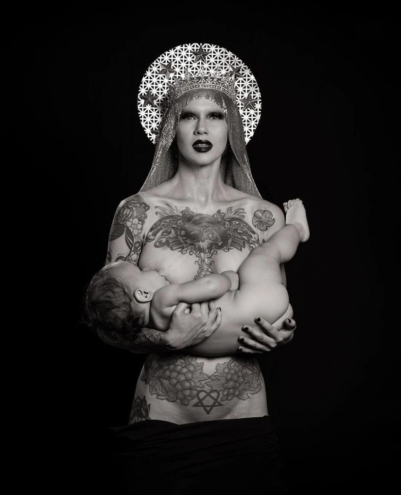 Beautiful girls and their tattoos: 32 black-and-white photos imbued with charming aesthetics Beautiful girls and their tattoos: 32 black-and-white photos imbued with charming aesthetics