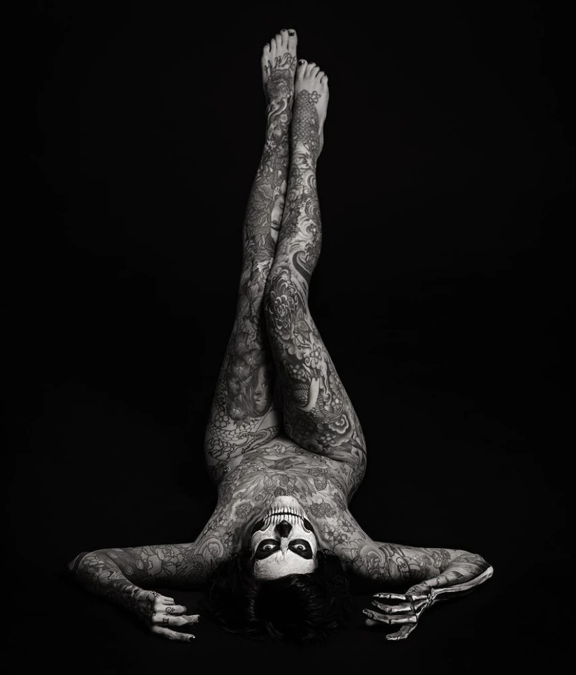 Beautiful girls and their tattoos: 32 black-and-white photos imbued with charming aesthetics Beautiful girls and their tattoos: 32 black-and-white photos imbued with charming aesthetics