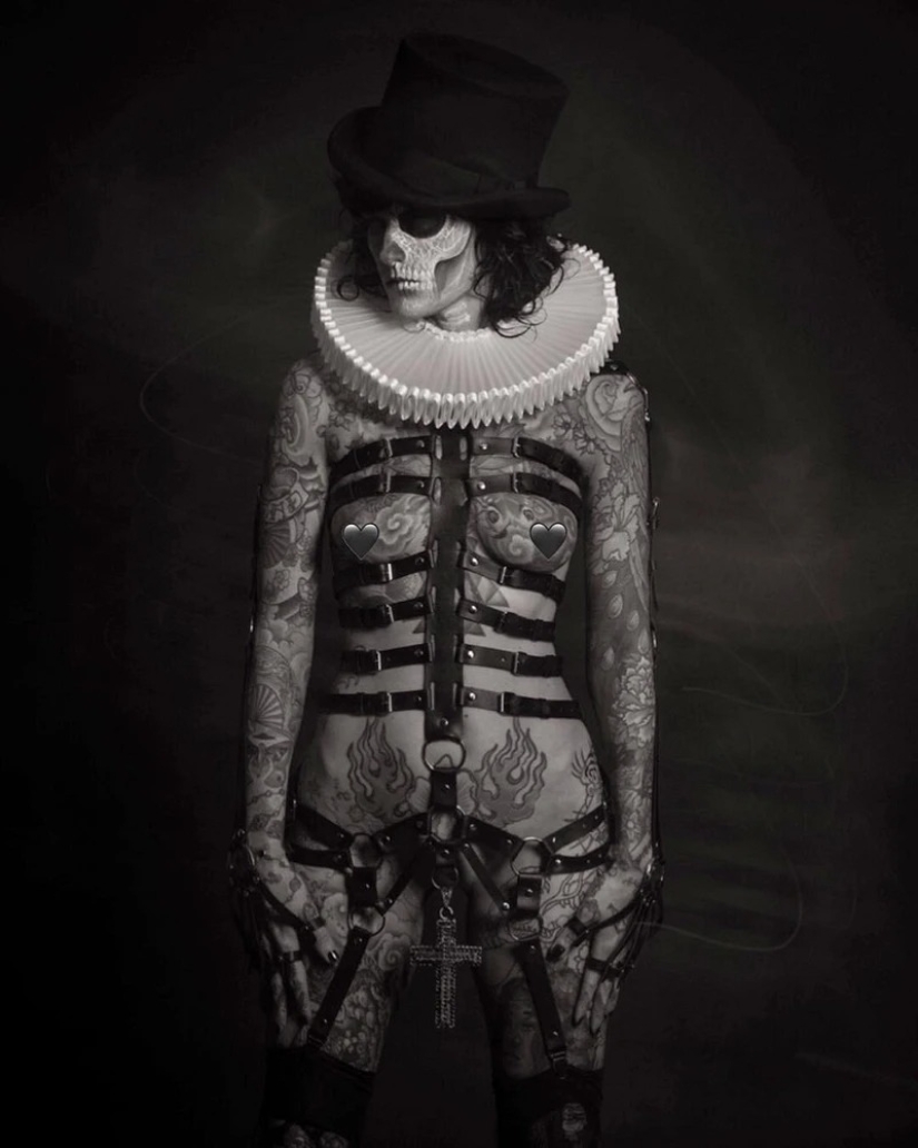 Beautiful girls and their tattoos: 32 black-and-white photos imbued with charming aesthetics Beautiful girls and their tattoos: 32 black-and-white photos imbued with charming aesthetics