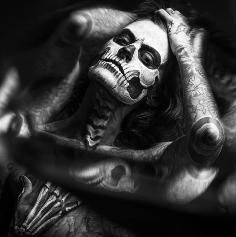 Beautiful girls and their tattoos: 32 black-and-white photos imbued with charming aesthetics Beautiful girls and their tattoos: 32 black-and-white photos imbued with charming aesthetics