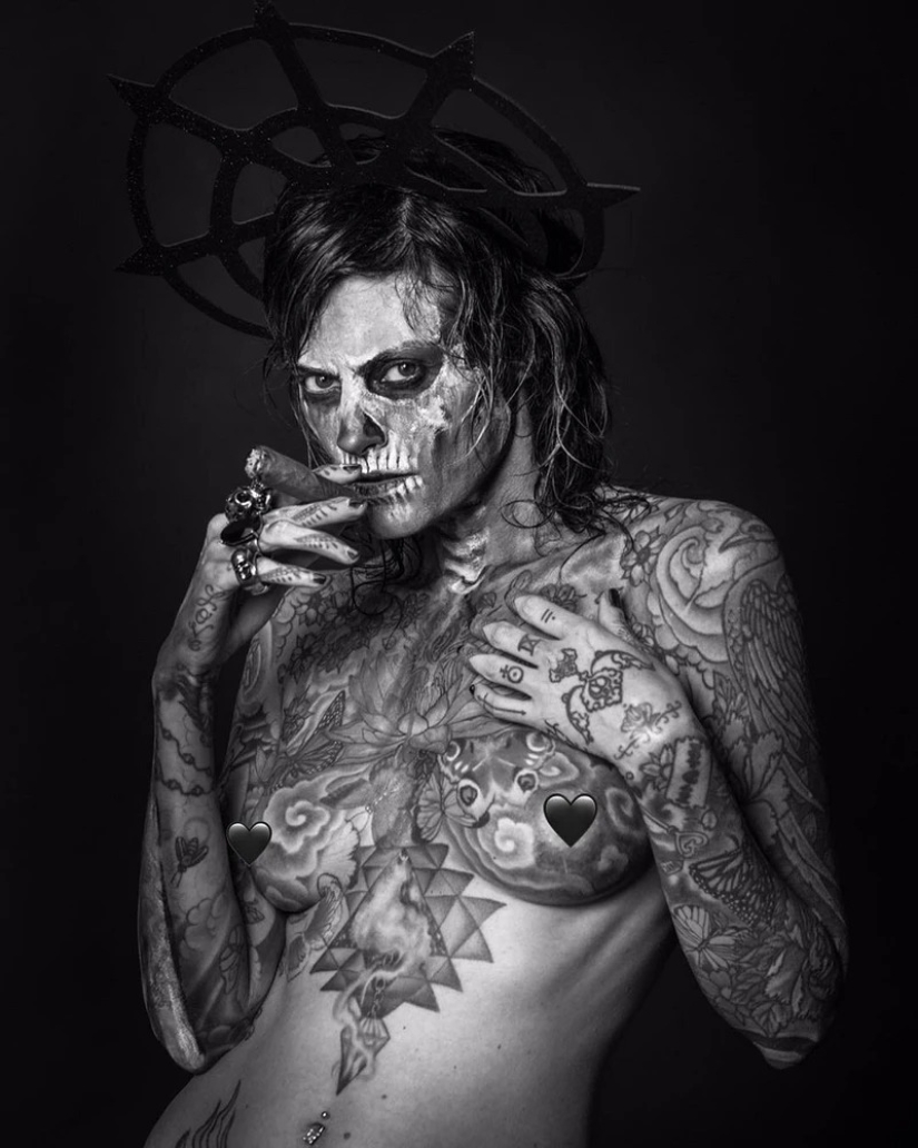 Beautiful girls and their tattoos: 32 black-and-white photos imbued with charming aesthetics Beautiful girls and their tattoos: 32 black-and-white photos imbued with charming aesthetics