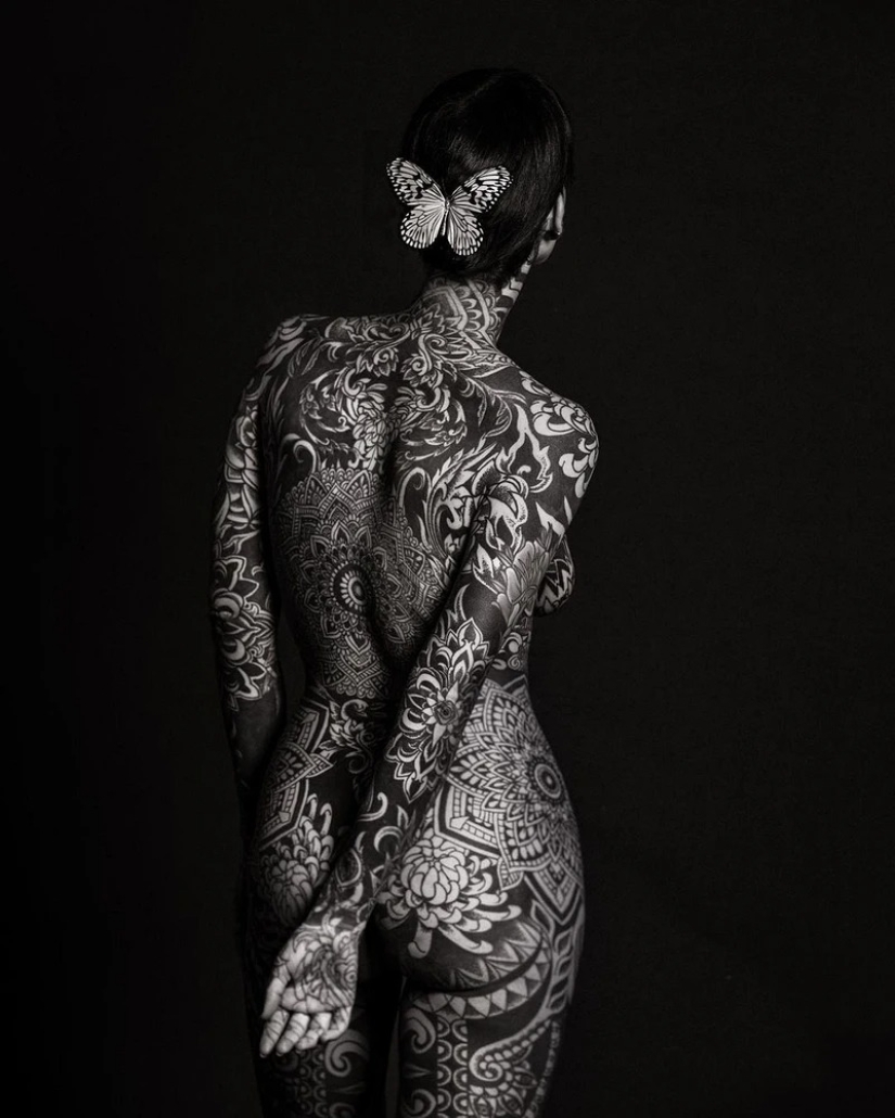 Beautiful girls and their tattoos: 32 black-and-white photos imbued with charming aesthetics Beautiful girls and their tattoos: 32 black-and-white photos imbued with charming aesthetics