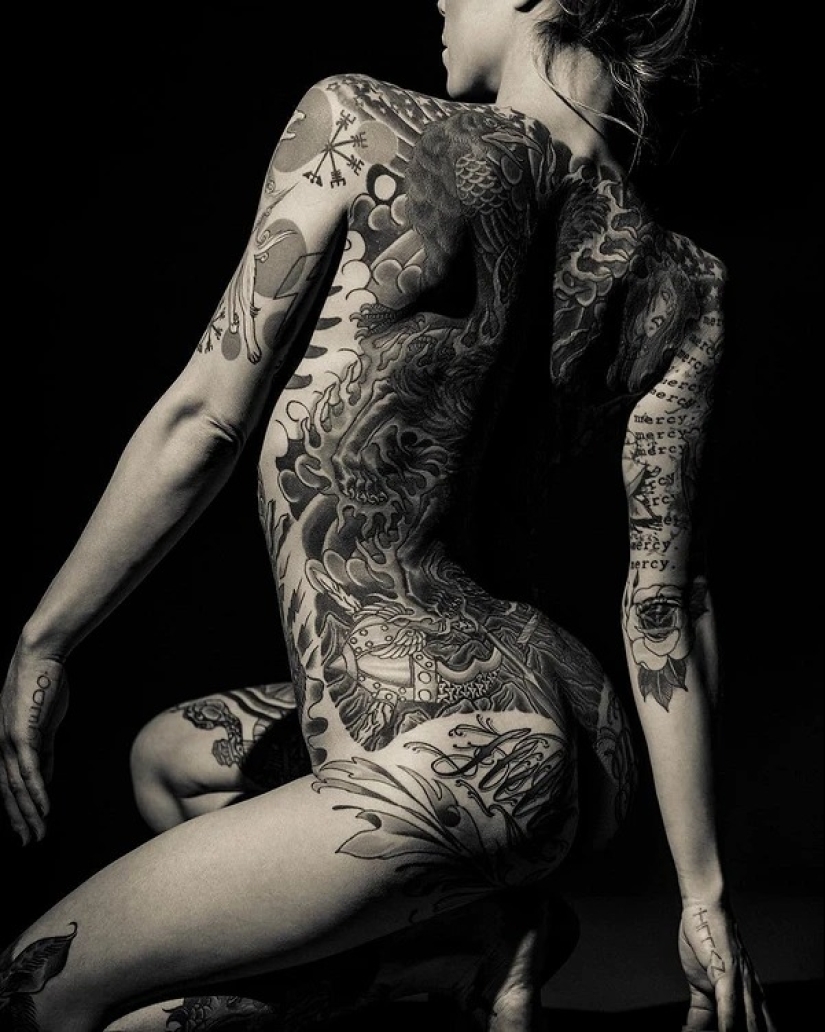 Beautiful girls and their tattoos: 32 black-and-white photos imbued with charming aesthetics Beautiful girls and their tattoos: 32 black-and-white photos imbued with charming aesthetics