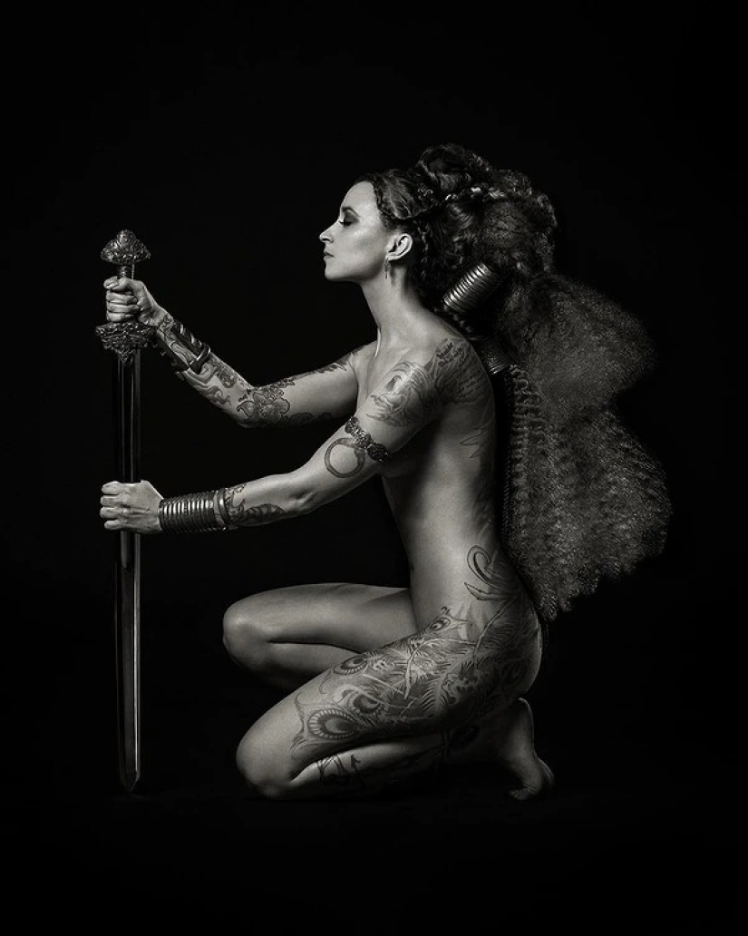 Beautiful girls and their tattoos: 32 black-and-white photos imbued with charming aesthetics Beautiful girls and their tattoos: 32 black-and-white photos imbued with charming aesthetics