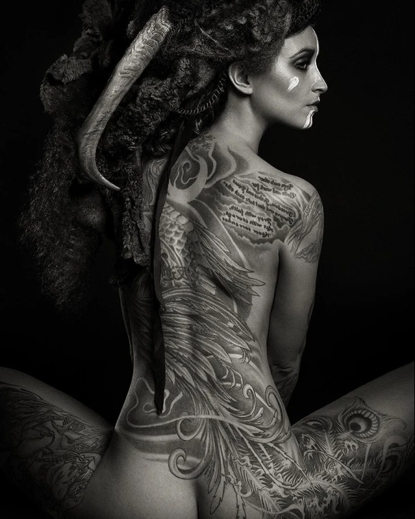 Beautiful girls and their tattoos: 32 black-and-white photos imbued with charming aesthetics Beautiful girls and their tattoos: 32 black-and-white photos imbued with charming aesthetics