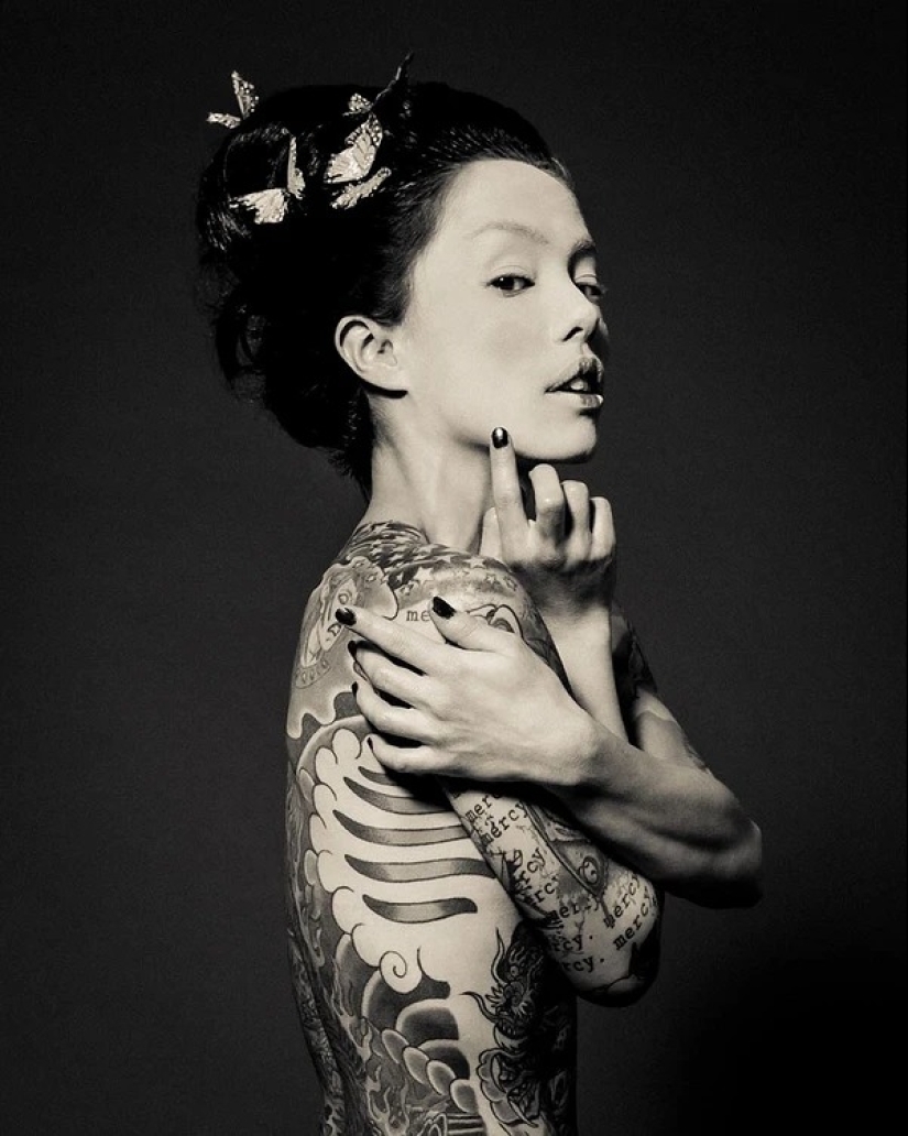 Beautiful girls and their tattoos: 32 black-and-white photos imbued with charming aesthetics Beautiful girls and their tattoos: 32 black-and-white photos imbued with charming aesthetics