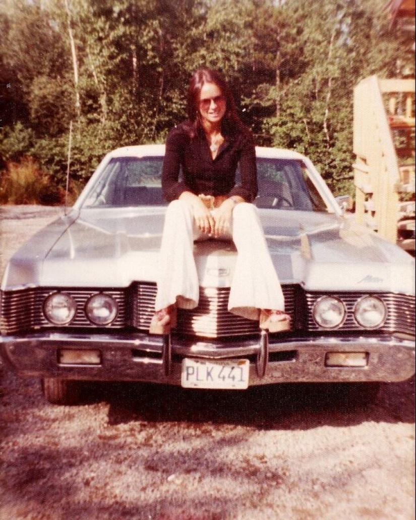 Bell-bottoms: the peak of fashion of the 70s and the symbol of the decade Bell-bottoms: the peak of fashion of the 70s and the symbol of the decade