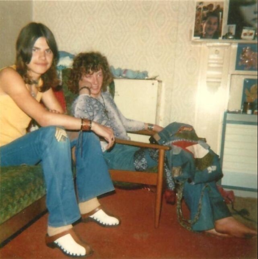 Bell-bottoms: the peak of fashion of the 70s and the symbol of the decade Bell-bottoms: the peak of fashion of the 70s and the symbol of the decade