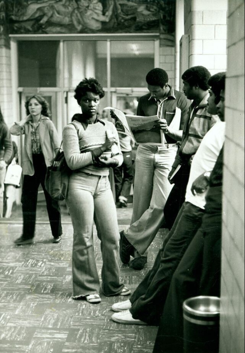 Bell-bottoms: the peak of fashion of the 70s and the symbol of the decade Bell-bottoms: the peak of fashion of the 70s and the symbol of the decade