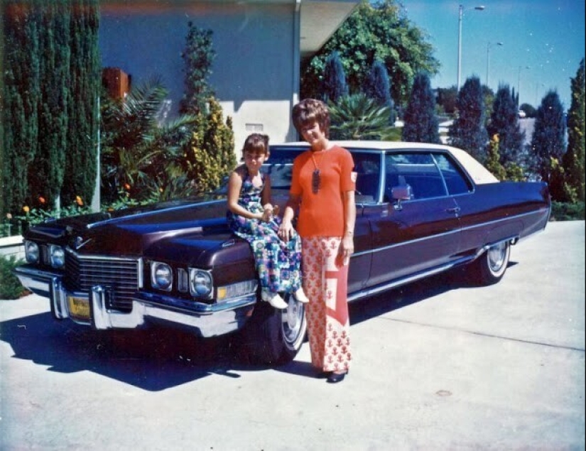 Bell-bottoms: the peak of fashion of the 70s and the symbol of the decade Bell-bottoms: the peak of fashion of the 70s and the symbol of the decade