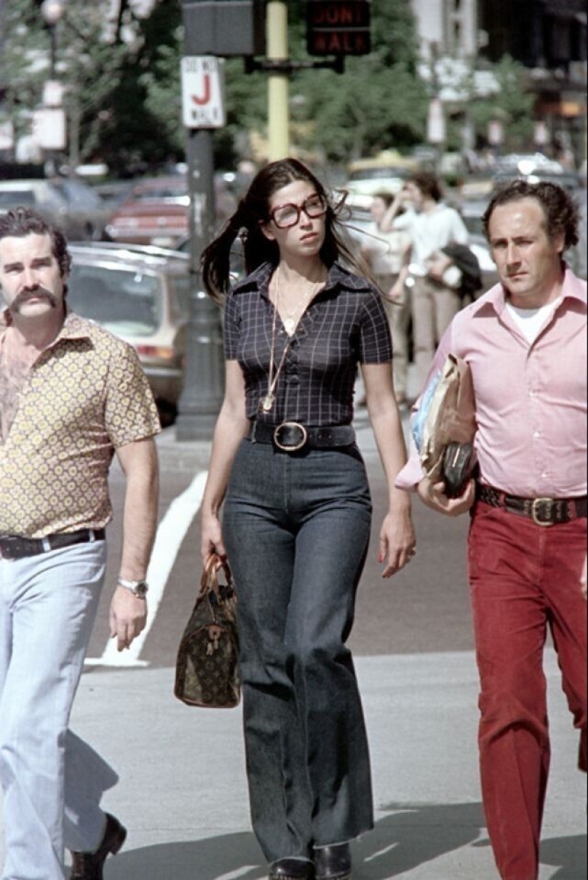 Bell-bottoms: the peak of fashion of the 70s and the symbol of the decade Bell-bottoms: the peak of fashion of the 70s and the symbol of the decade