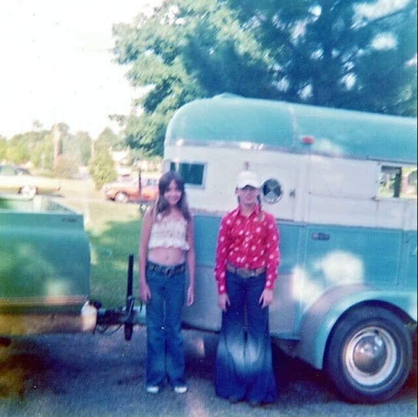 Bell-bottoms: the peak of fashion of the 70s and the symbol of the decade Bell-bottoms: the peak of fashion of the 70s and the symbol of the decade