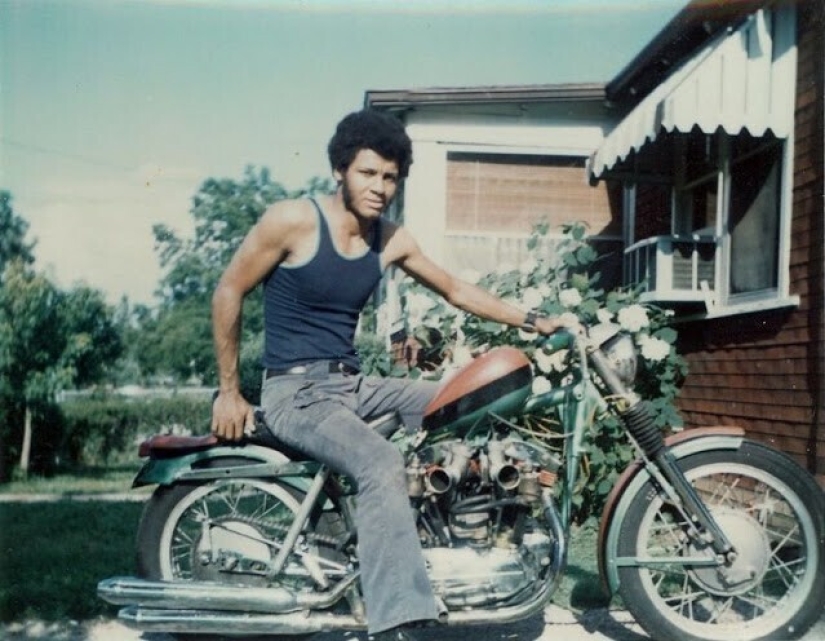 Bell-bottoms: the peak of fashion of the 70s and the symbol of the decade Bell-bottoms: the peak of fashion of the 70s and the symbol of the decade