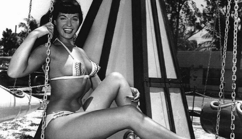 Bettie Page, símbolo sexual de los años 50, y sus seguidores Bettie Page, símbolo sexual de los años 50, y sus seguidores