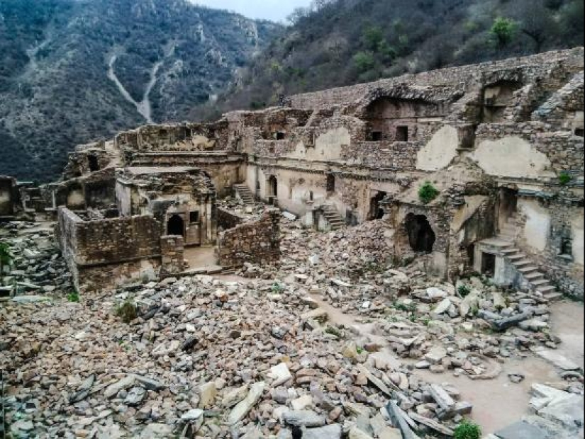 Bhangarh is a cursed ghost town in India where you can't go at night Bhangarh is a cursed ghost town in India where you can't go at night