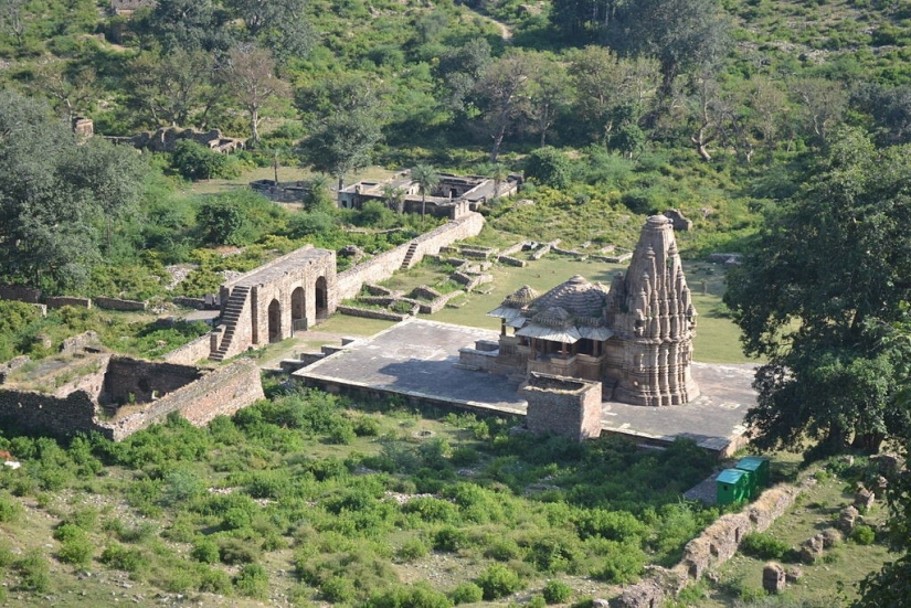 Bhangarh is a cursed ghost town in India where you can't go at night Bhangarh is a cursed ghost town in India where you can't go at night